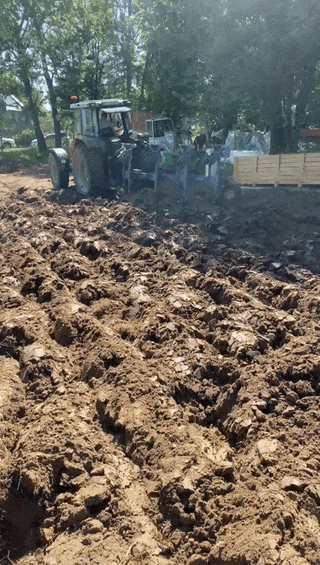 Traktor jedzie i orze.