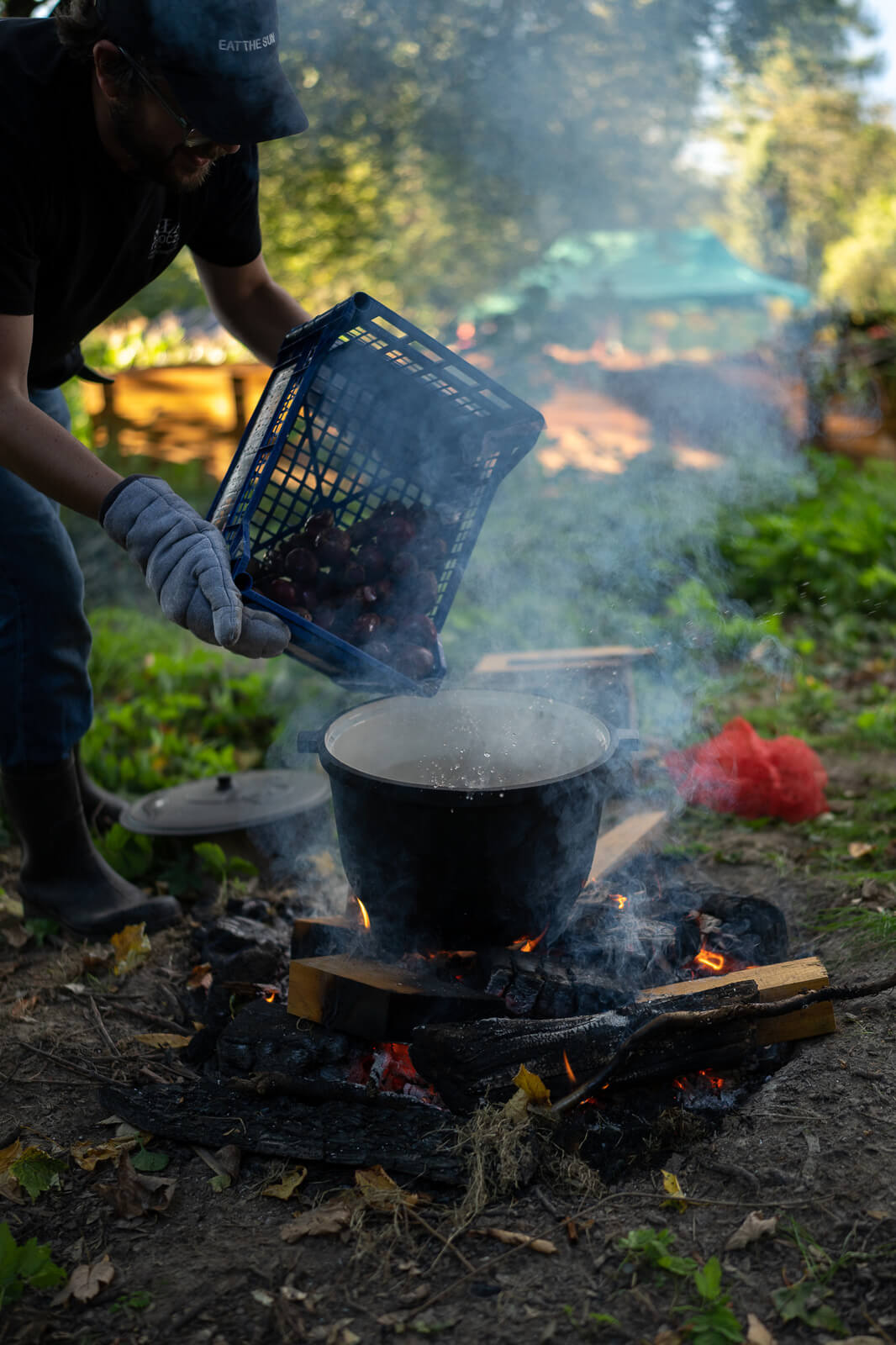 Buraki wpadają do kociołka. fot. Dawid Prząda